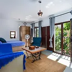 La Casita De *